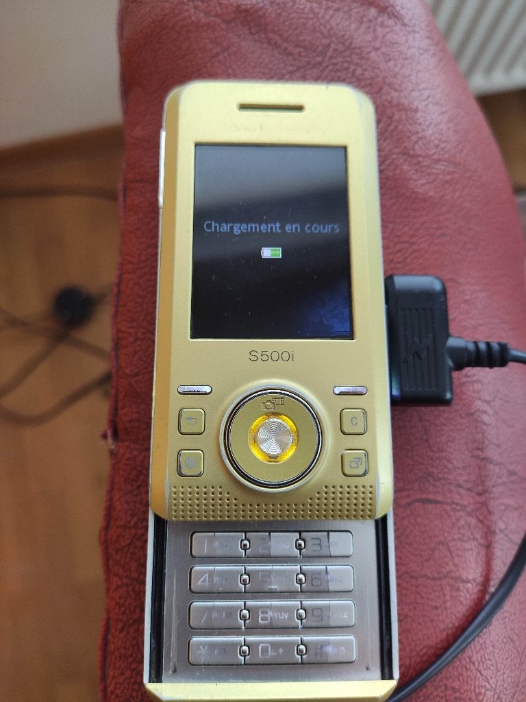 GSM Sony Ericsson S500i, Télécoms, Téléphonie mobile | Sony, Utilisé, Sans abonnement, Modèle coulissant, Clavier physique, 3 à 6 mégapixels