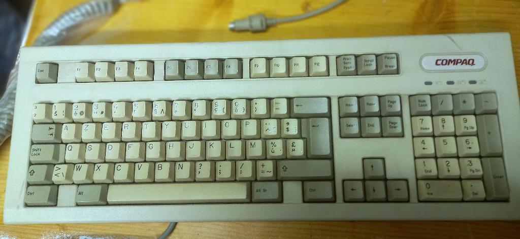 Clavier Compaq beige (PS/2, vintage années 90), Gebruikt, Ophalen of Verzenden, Bedraad, Compaq