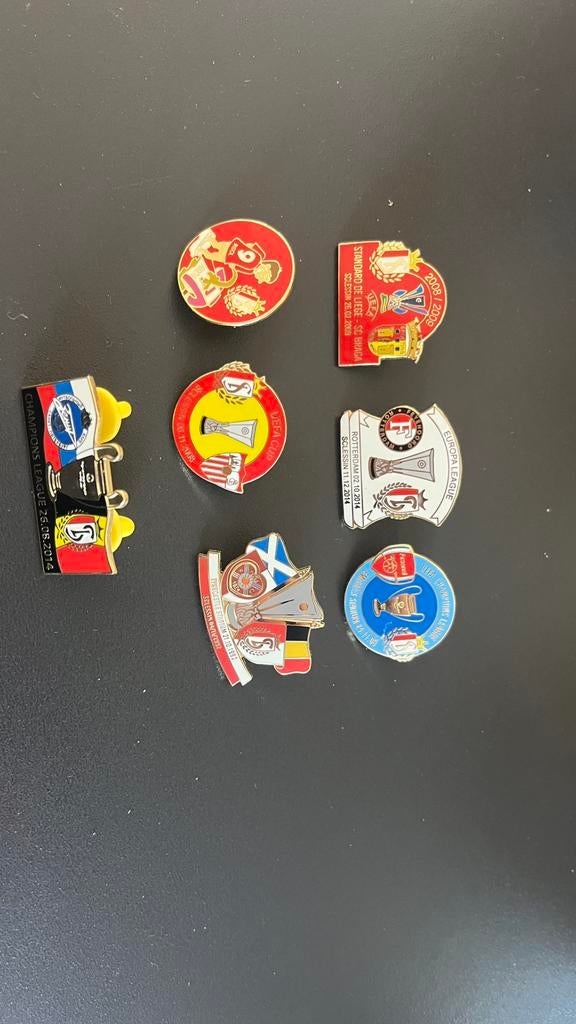 Collection d'épingles Standard Liège, Collections, Envoi, Comme neuf, Sport, Insigne ou Pin's
