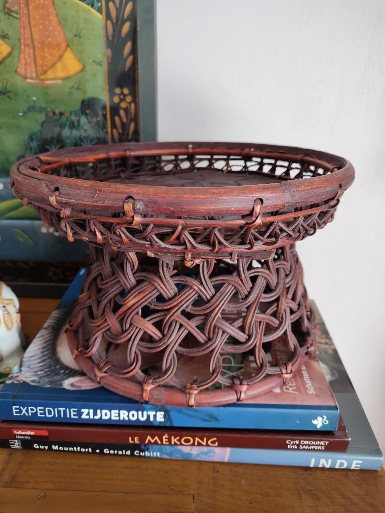 Asie. Plateau traditionnel sur pied. Bambou, tressé main, Maison & Meubles, Enlèvement ou Envoi, Rond, Autres matériaux, Tressé