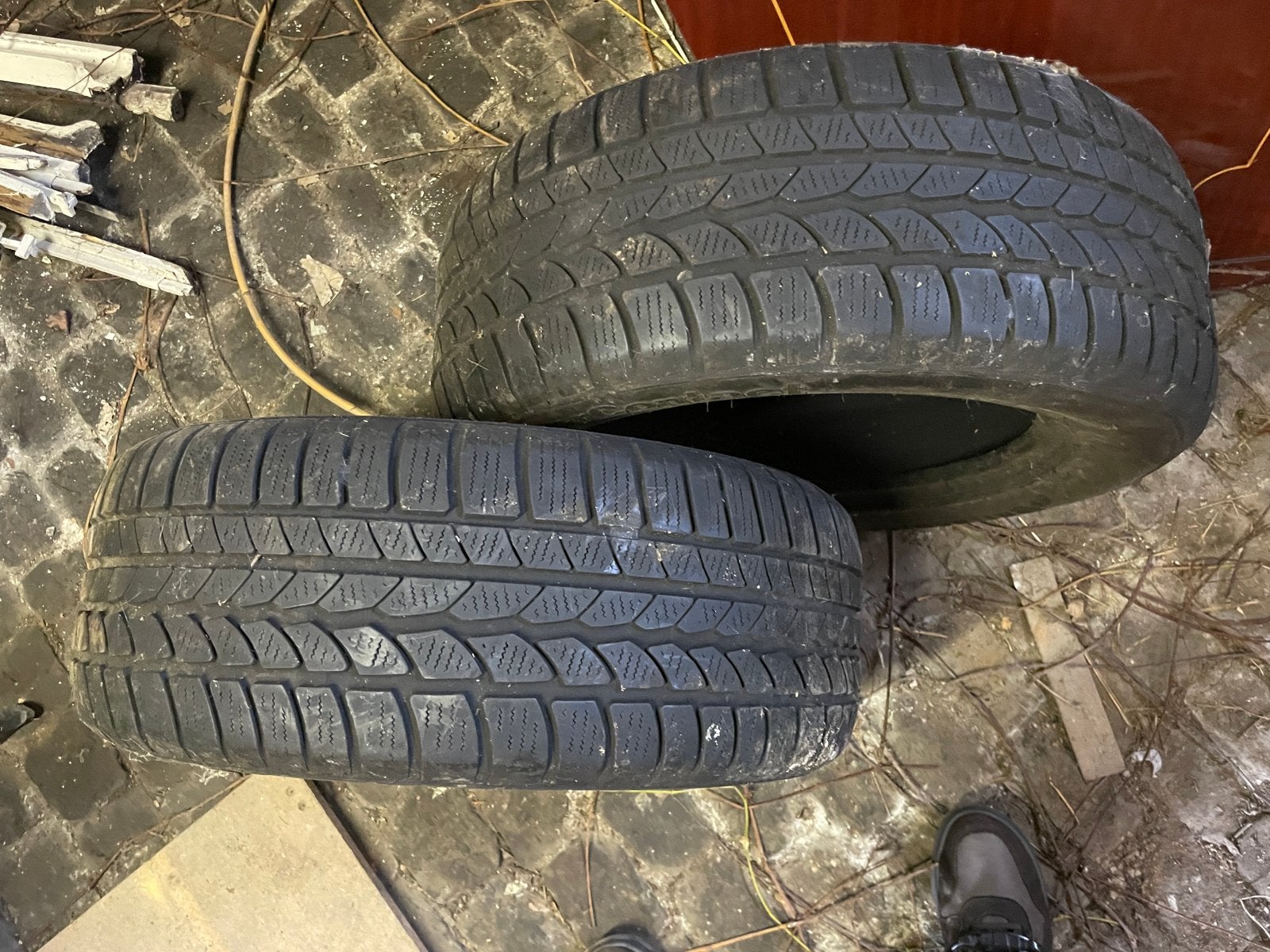 2 pneus d’hiver Continental 225/55/R16 tres bon etat, Pneus hiver, Véhicule de tourisme, Autre, Pneu(s)