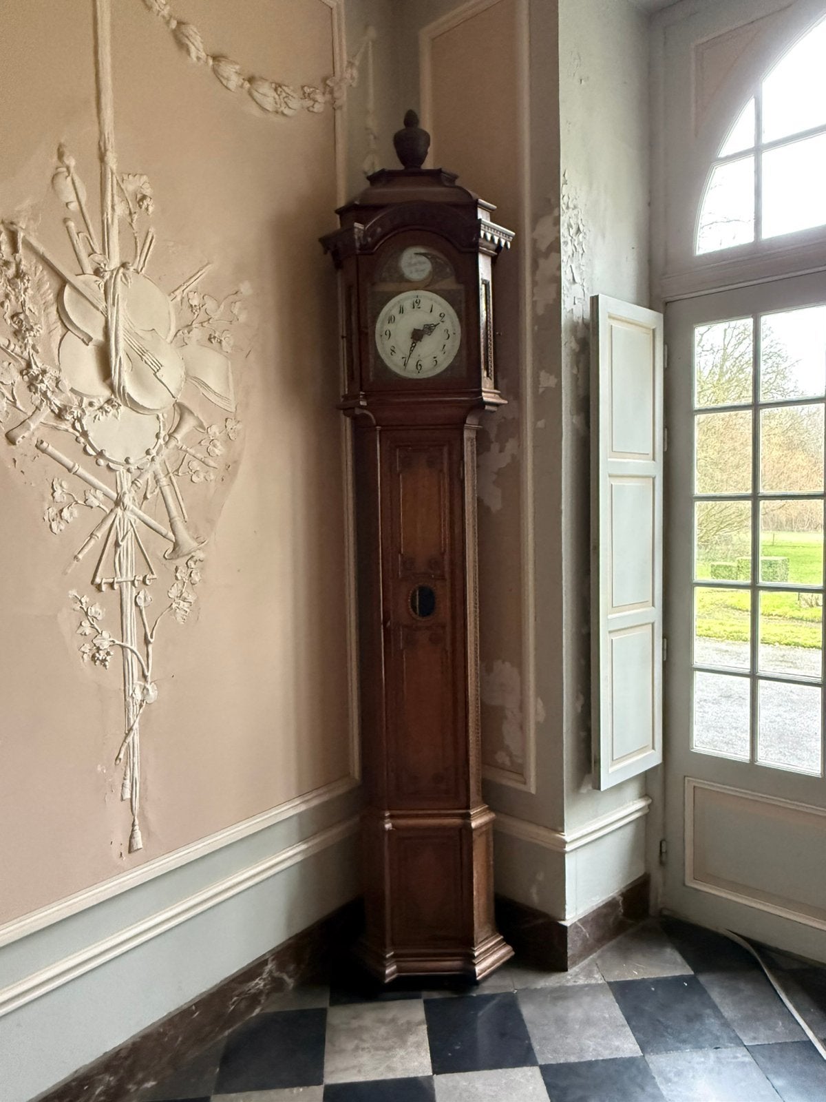 Pendule sur pied, style mosan, Martin, Huy, 1880, Enlèvement