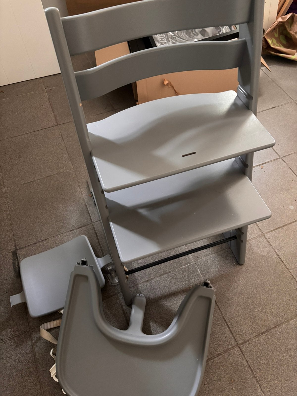 Stokke Tripp Trapp kinderstoel grijs met accessoires, Ophalen, Zo goed als nieuw, Stoelverkleiner