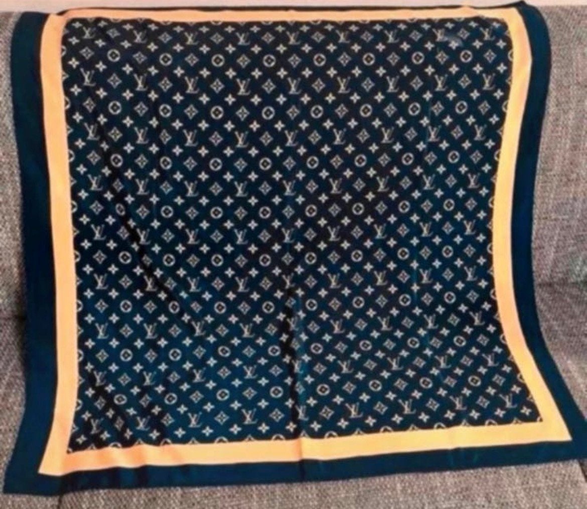 Foulard Louis Vuitton en soie vintage des années 80, Enlèvement ou Envoi, Porté, Écharpe