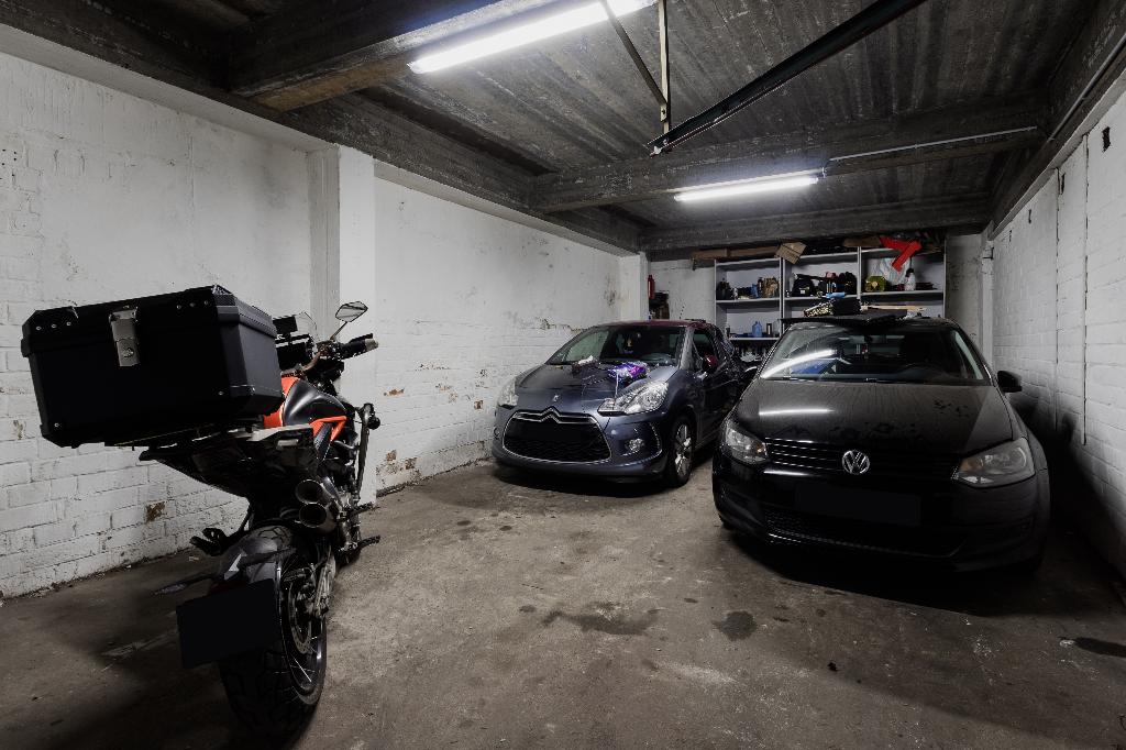 Overdekte garage van 47 m² — Place Fernand Cocq in Elsene, Brussel