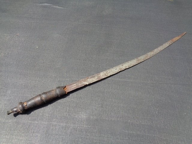 Afrikaans (?) mes , handarbeid , lengte 61 cm., Antiquités & Art, Art | Art non-occidental, 61 cm, Afrique, Métal, Autres types