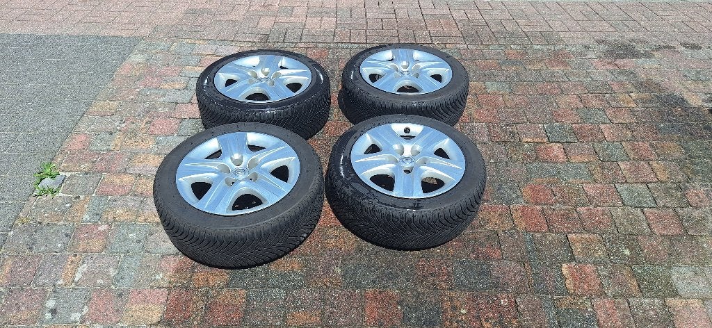 Complete set winterbanden (+ velgen), Auto-onderdelen, Banden en Velgen, Ophalen, Gebruikt, Banden en Velgen, 17 inch