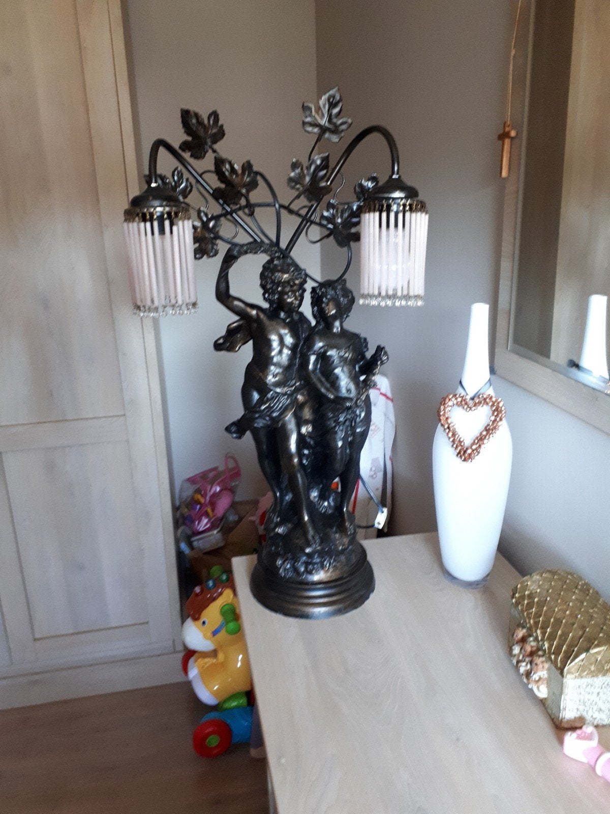 bronsen beeld met lampen, Enlèvement