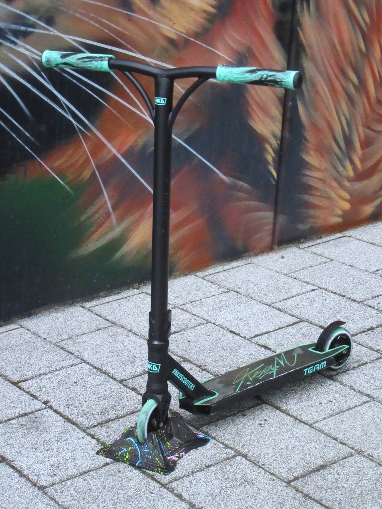 NKD Team Stuntstep Black/Mint Zwart Munt 81 cm + Houder, Fietsen en Brommers, Steps, Ophalen of Verzenden, Gebruikt, Gewone step