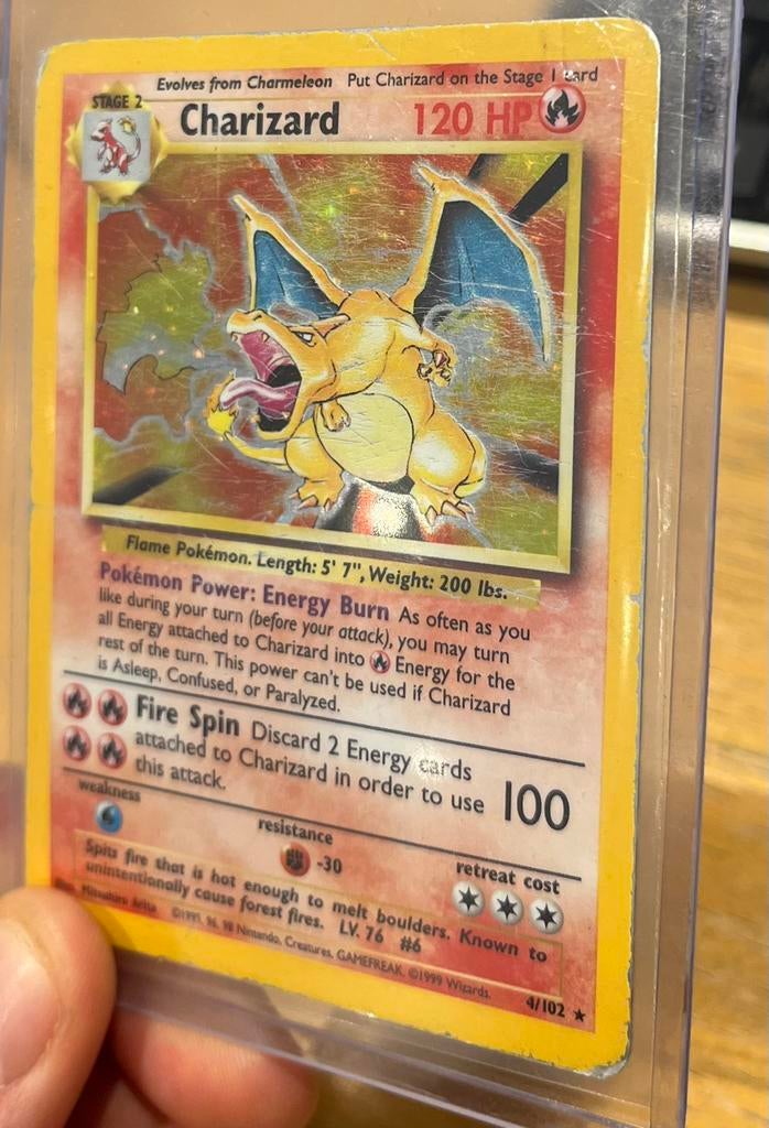 Charizard 4/102, Hobby en Vrije tijd, Ophalen of Verzenden, Gebruikt, Losse kaart, Foil