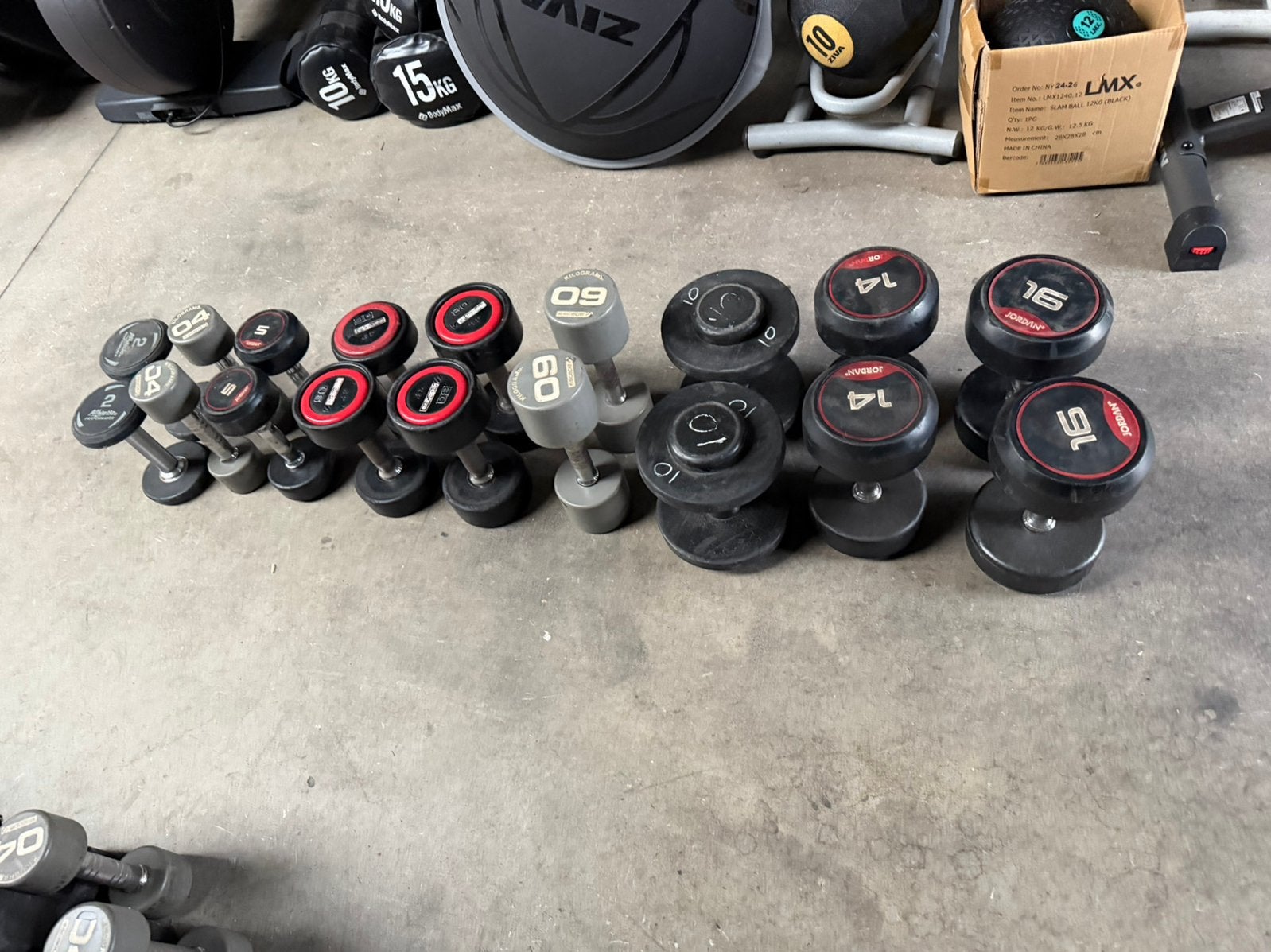 Vaste Rubberen Dumbells 2kg t/m 16kg, Sports & Fitness, Enlèvement, Utilisé, Haltère