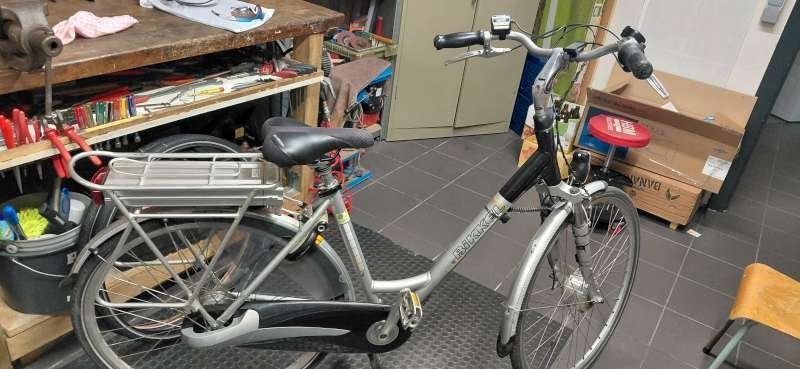 Elektrische dames fiets BIKKEL, Fietsen en Brommers, Gebruikt, 47 tot 51 cm, 50 km per accu of meer, Ophalen