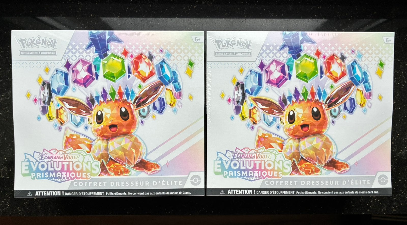 2 ETB Prismatic Evolutions en français, Hobby & Loisirs créatifs, Enlèvement ou Envoi, Neuf, Booster box, Foil