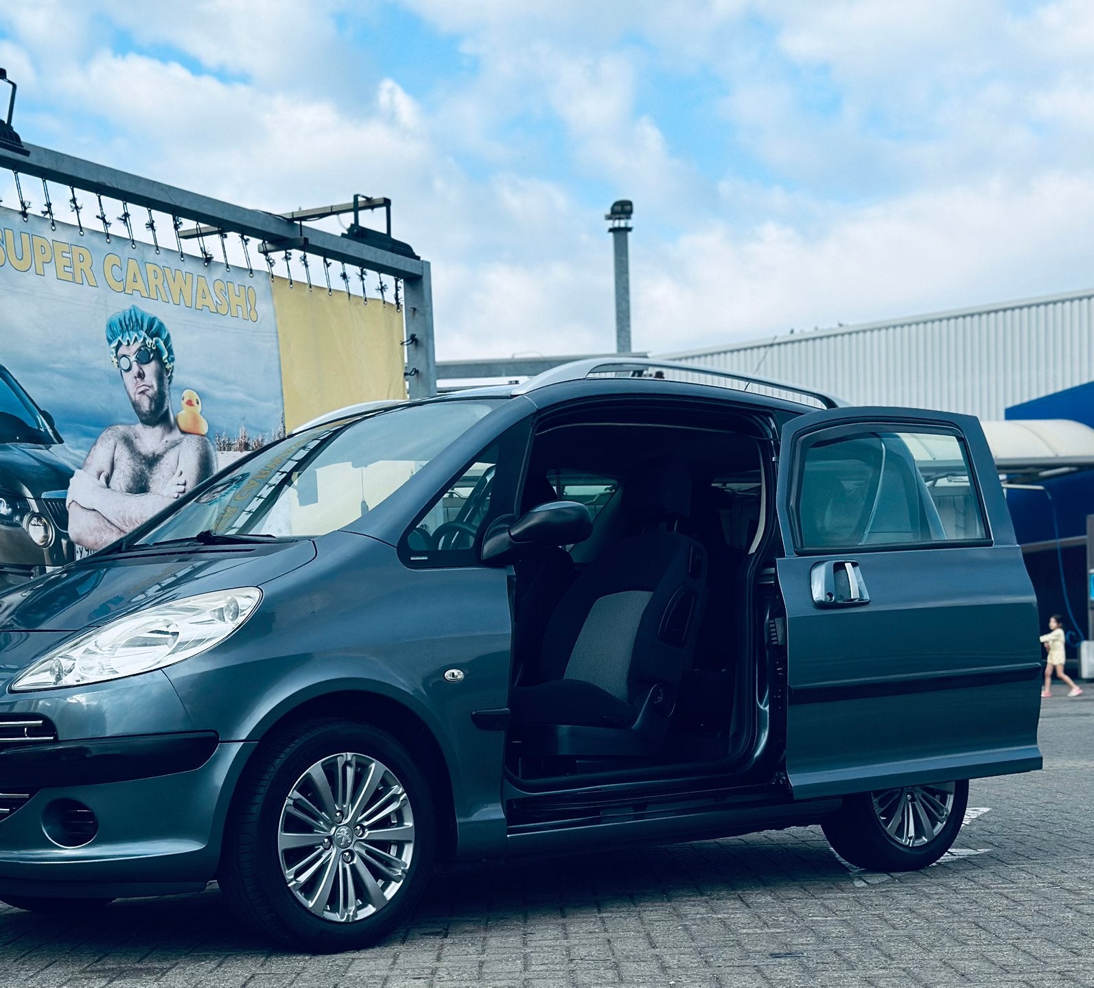 Peugeot 1007 1.4 benzine uitvoering  Met keuring