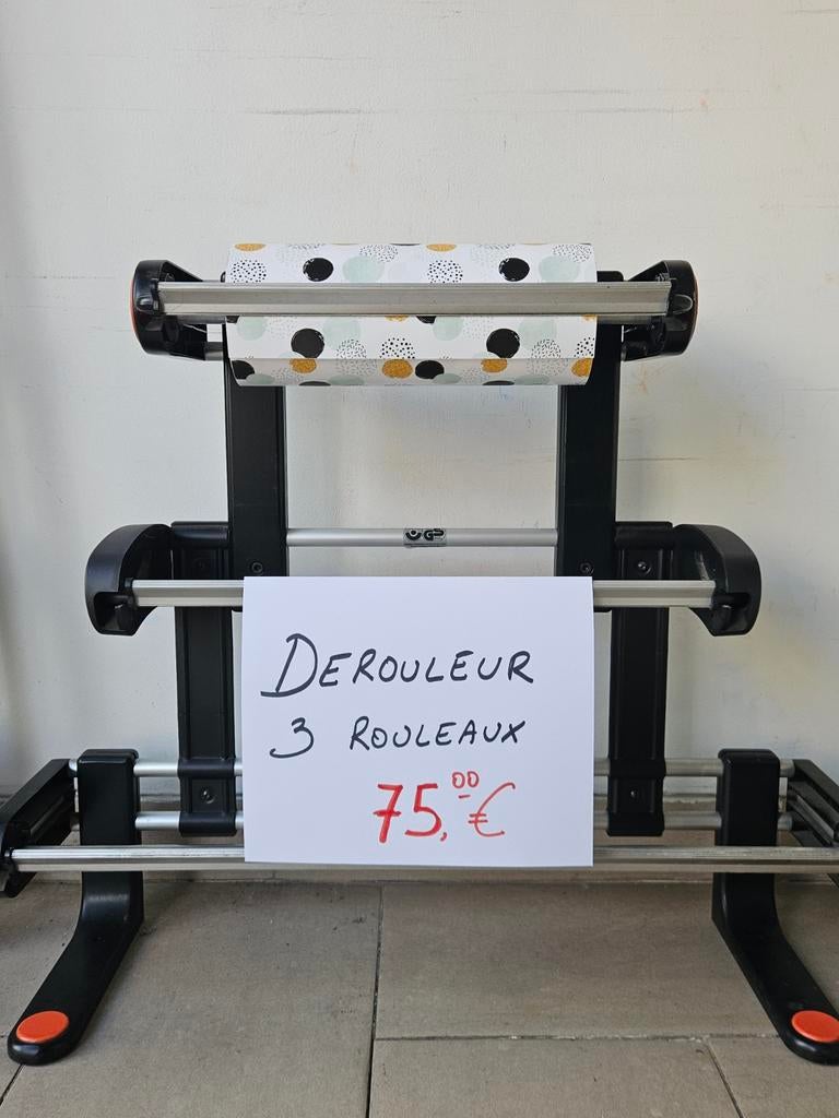 Dérouleur ou dévidoir pour rouleaux de papier.