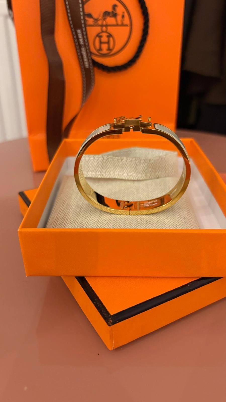 Bracelet Hermès Clic H - gris/beige avec or, Enlèvement, Comme neuf, Beige, Or
