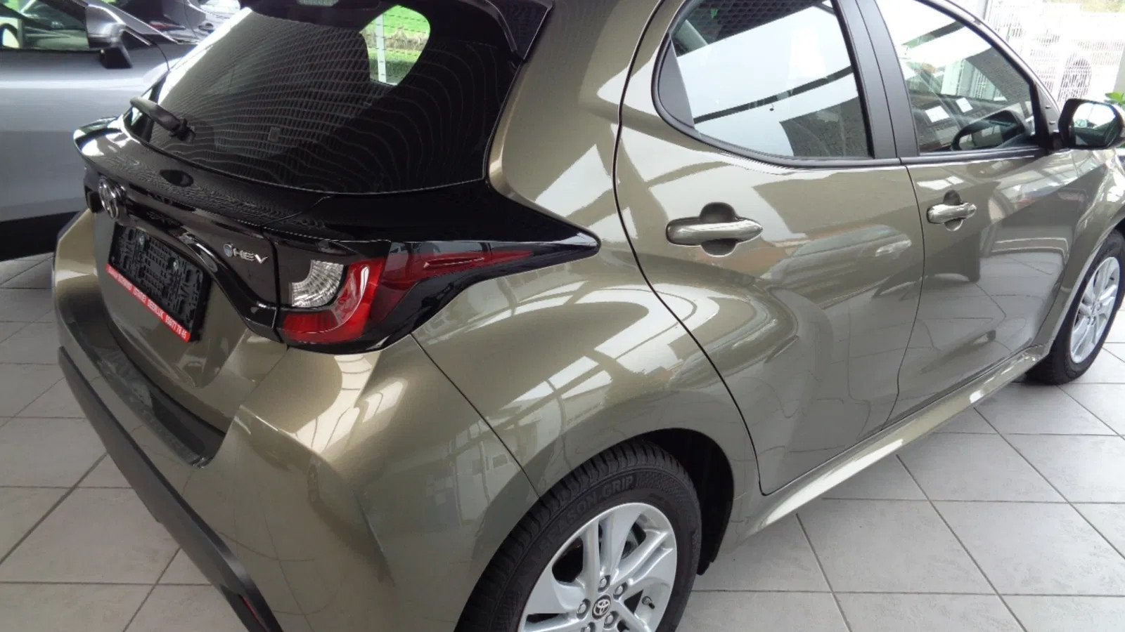 Toyota Yaris DYNAMIC HYBRIDE (automatique), Autos, Achat, Noir, 5 portes, 5 places