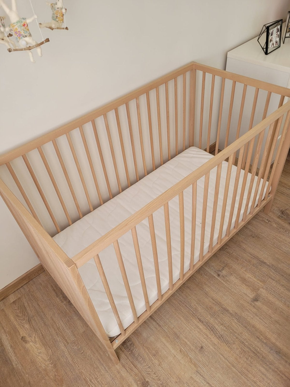 Babybedje / ledikant Ikea SNIGLAR met matras, Kinderen en Baby's, Ophalen, Zo goed als nieuw