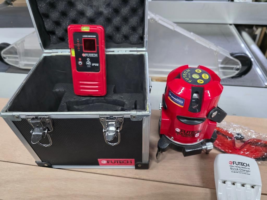 Kruislijnlaser Futech multicross 8 met ontvanger, batterij, Enlèvement, Comme neuf, Autres appareils de mesure ou compteurs