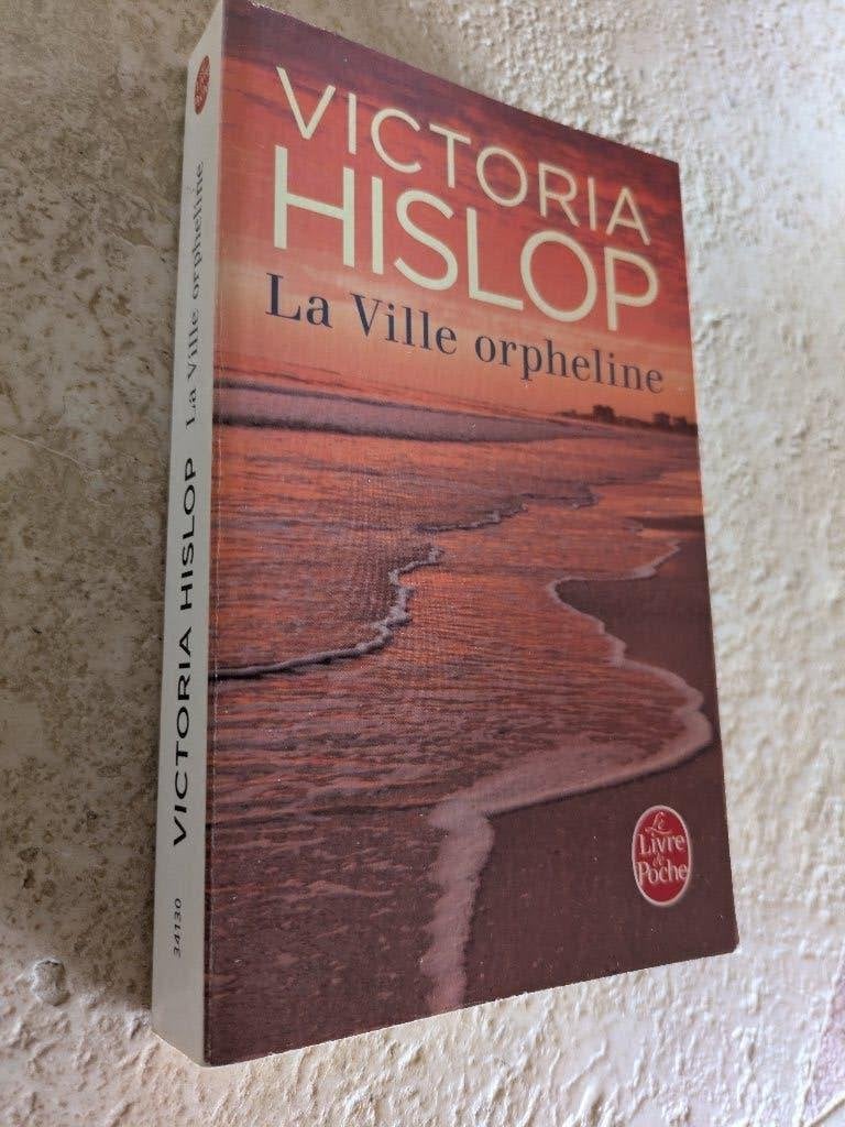 La Ville orpheline (Victoria Hislop)., Boeken, Romans, Gelezen, Europa overig, Verzenden, Victoria Hislop.