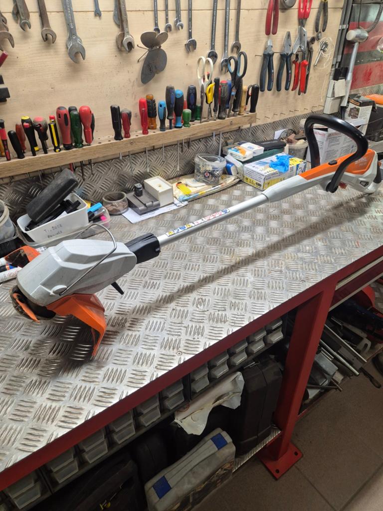 Stihl FSA45 accu bosmaaier met extra mesjes, Jardin & Terrasse, Débroussailleuses, Enlèvement, Utilisé, Électrique, Stihl