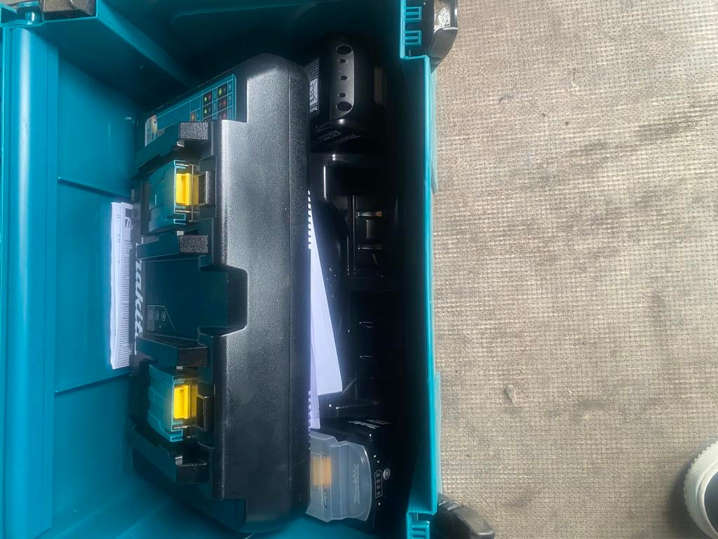 Makita batrijset  2 x batrij en lader + koffer nieuw, Ophalen, Zo goed als nieuw