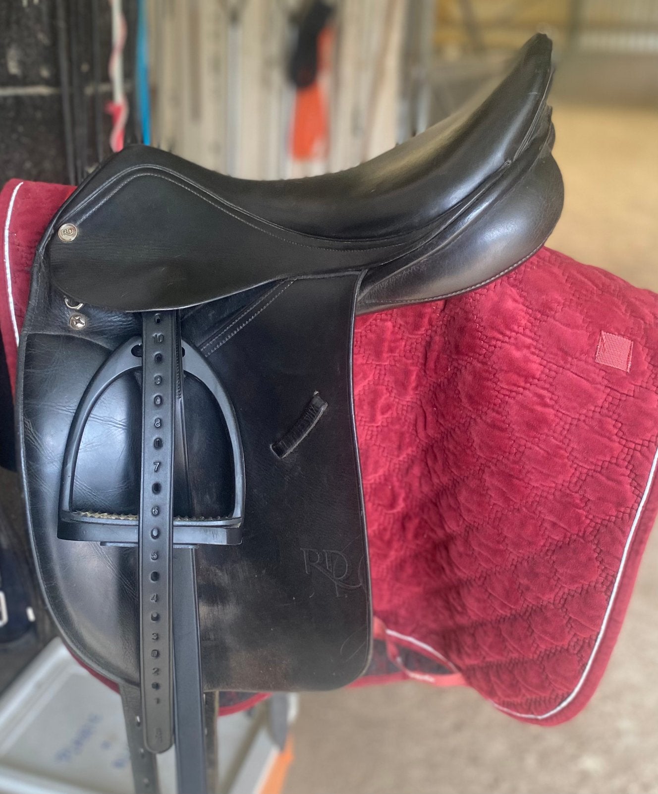 15,5 inch dressuur zadel, Animaux & Accessoires, Chevaux & Poneys | Selles, Moyen, Comme neuf, Enlèvement, Siège plat
