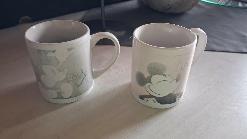2 tassen merk disney  tekening wat afgegaan, Huis en Inrichting, Keuken | Servies, Ophalen, Gebruikt