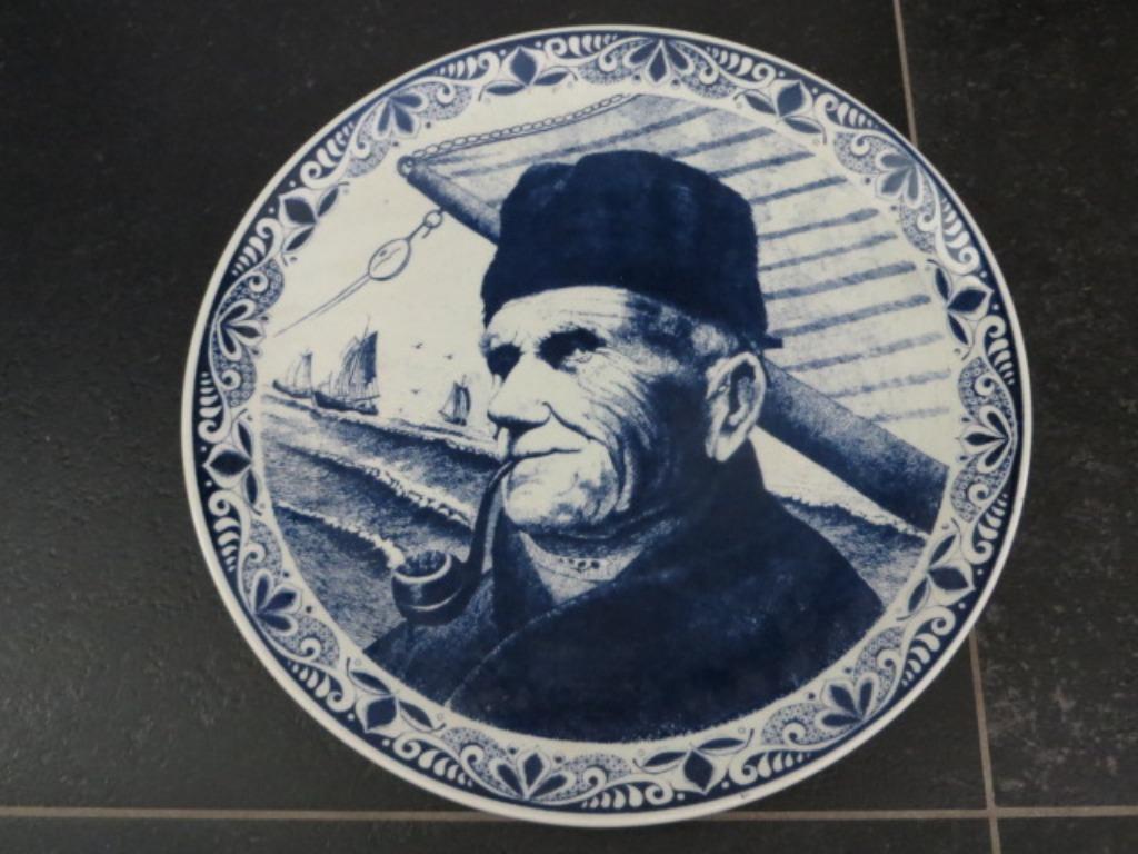 Delfts blauwe schotel met man met pijp - Holland, Antiek en Kunst, Ophalen
