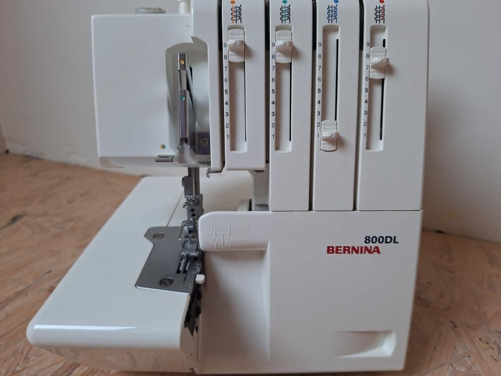 Overlock machine Bernina 800DL, Enlèvement, Comme neuf, Bernina