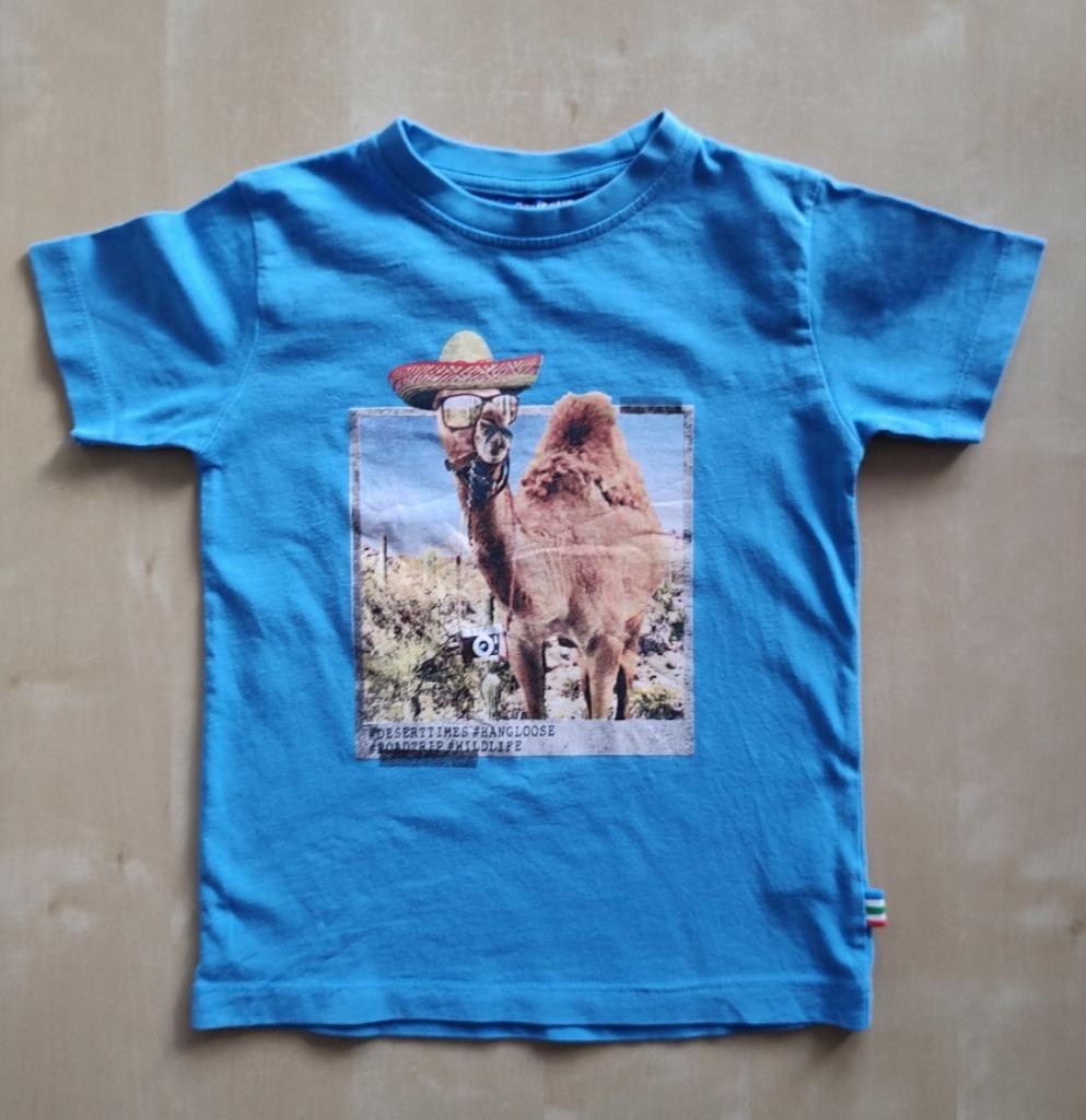 Mooie helderblauwe t-shirt dromedaris, maat 104, Kinderen en Baby's, Kinderkleding | Maat 104, Zo goed als nieuw, Jongen, Shirt of Longsleeve