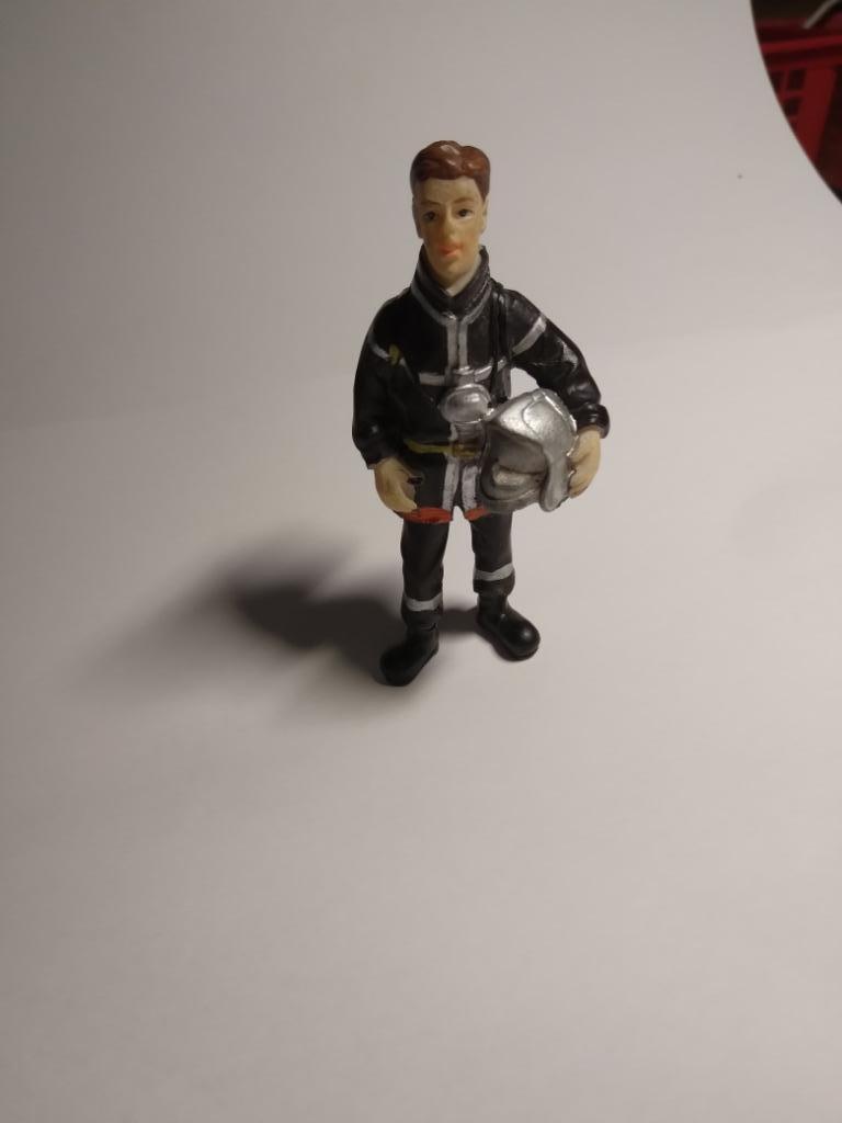 POMPIER  EN TENUE   MINIATURE  PLASTIQUE, Enlèvement ou Envoi, Autres, Miniature ou Figurine