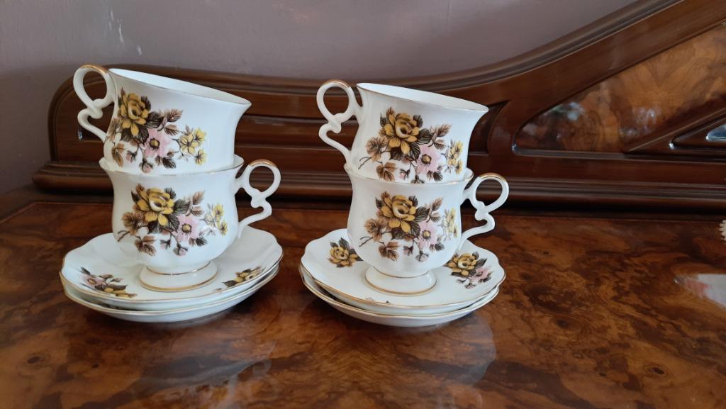 Vintage Royal Ascot Series Yellow Rose 4 sacs avec soucoupe, Enlèvement ou Envoi, Utilisé, Porcelaine, Tasse(s) et/ou soucoupe(s)