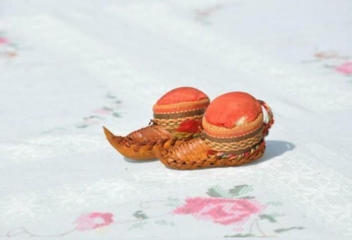 § pelotes aiguilles babouches en cuir et tissu, Antiquités & Art, Enlèvement ou Envoi