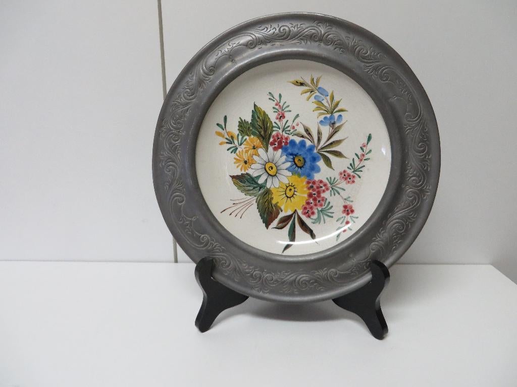porseleinen bord met tinnen omranding, handgeschilderd, Ophalen of Verzenden