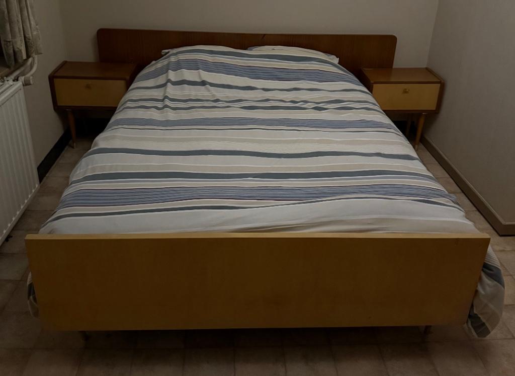 Vintage bed met kleerkast, Ophalen