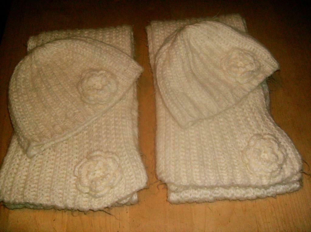 2 witte sjaalen en 2 mutsen 104-110, Enfants & Bébés, Vêtements enfant | Bonnets, Écharpes & Gants, Enlèvement ou Envoi, Utilisé