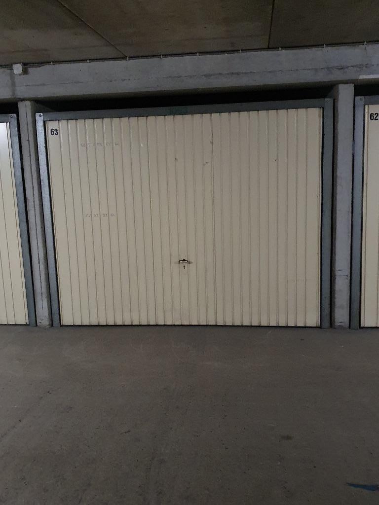 Jaarverhuur:Oostduinkerke:Afgesloten garagebox onder de dijk, Immo, Provincie West-Vlaanderen