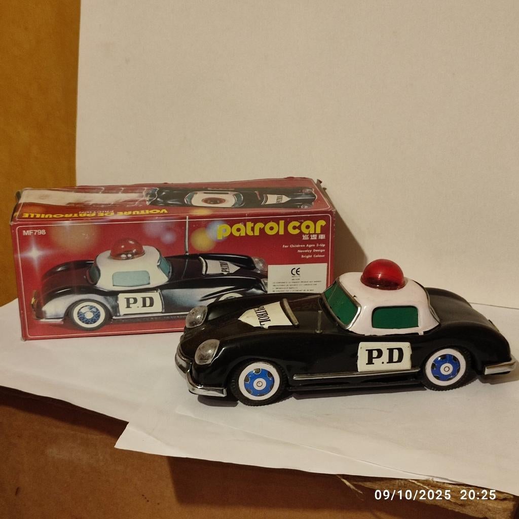 Ancienne voiture en tôle avec sa boîte ., Enlèvement ou Envoi, Neuf