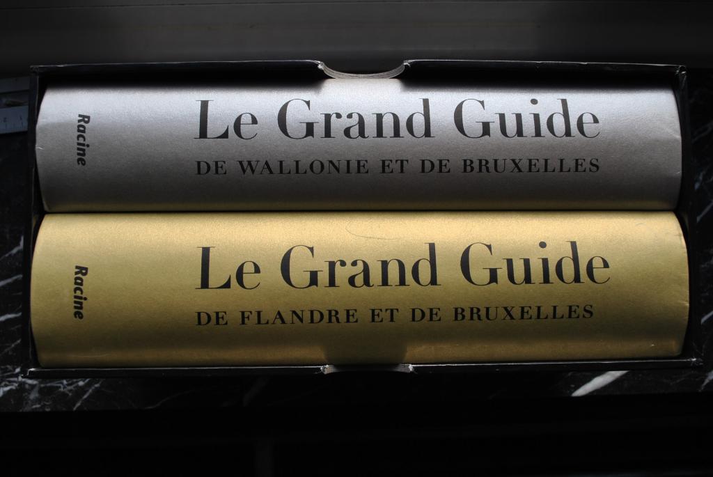 COFFRET LE GRAND GUIDE DE WALLONIE ET DE BRUXELLES FLANDRE, Livres, Histoire nationale, Comme neuf, Enlèvement ou Envoi