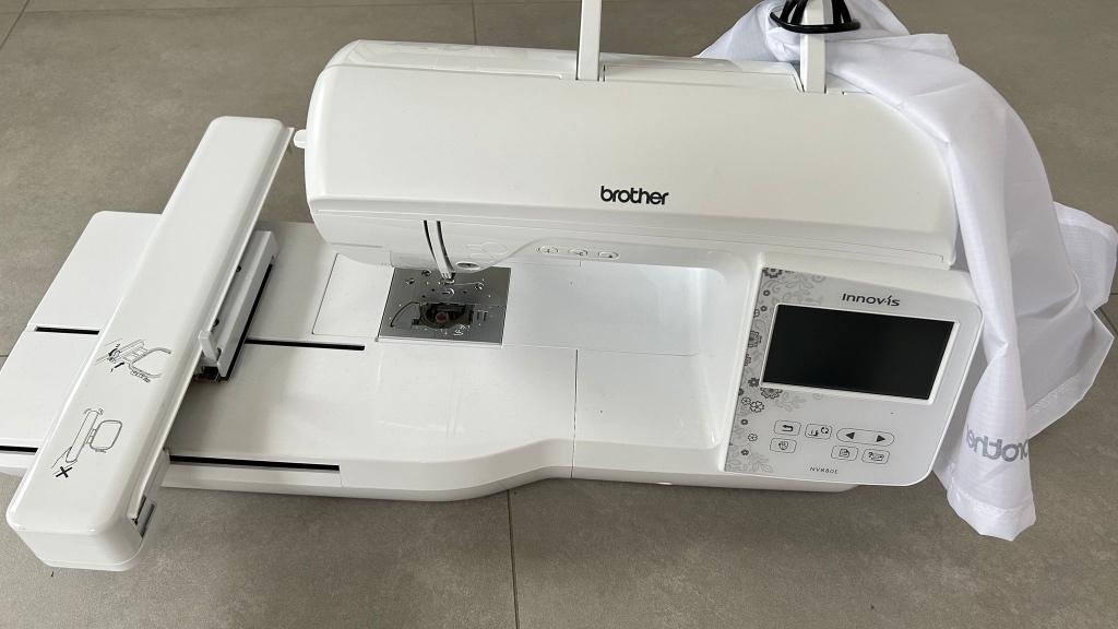 Brodeuse Brother Innov-is 880E, Hobby & Loisirs créatifs, Machines à coudre & Accessoires, Enlèvement, Comme neuf, Accessoires