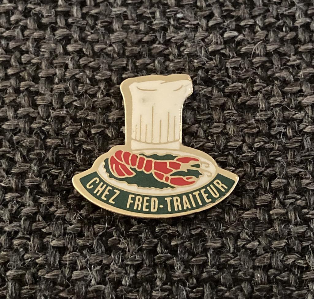 PIN - CHEZ FRED - TRAITEUR - HOMARD - CHEF - KOK, Envoi, Utilisé, Autres sujets/thèmes, Insigne ou Pin's