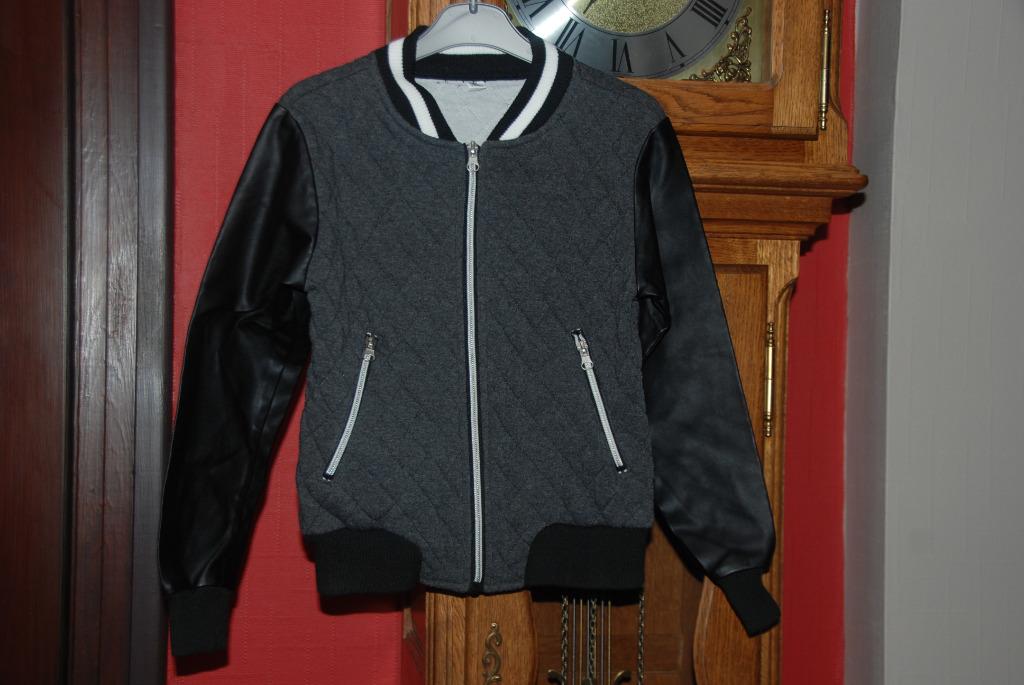 Veste Blouson Sweat Gilet gris et noir T134/140 ou 8/9A, Enlèvement ou Envoi, Comme neuf, Manteau, Zeeman