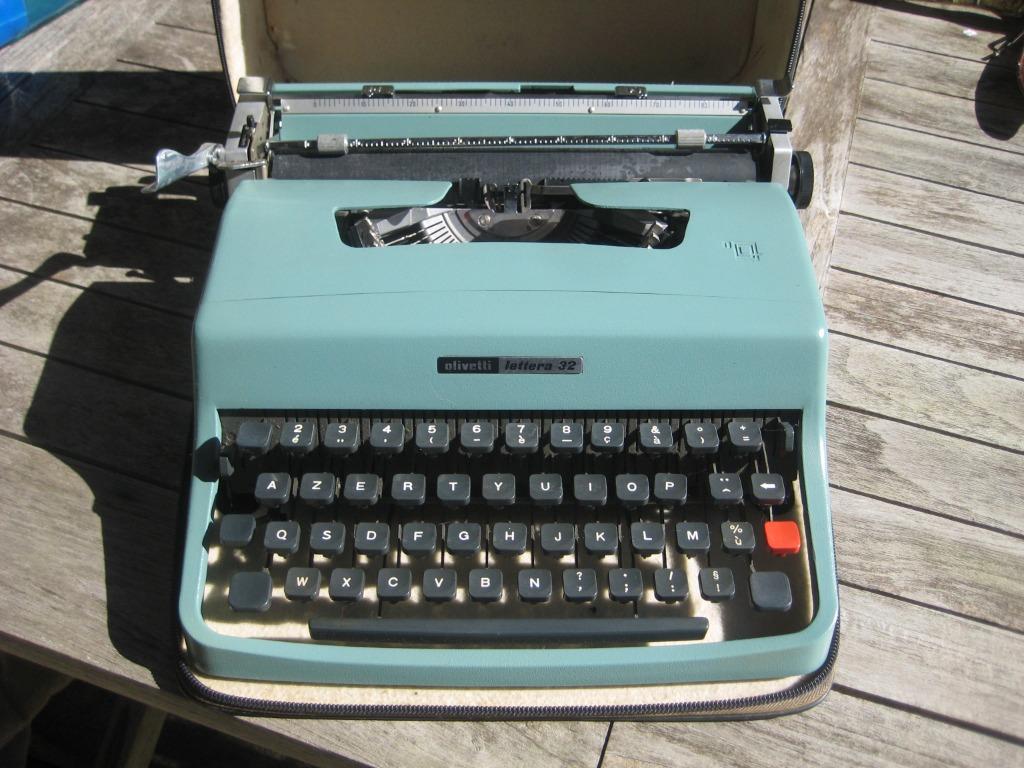 machine à écrire OLIVETTI LETTERA, Antiquités & Art, Antiquités | Bureau & Affaires, Enlèvement ou Envoi