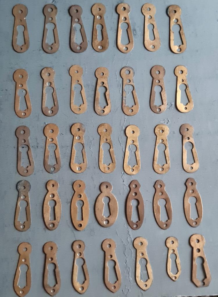 35 Artisanale koperen sleutel rozetten - antiek Engeland, Antiek en Kunst, Ophalen of Verzenden, Koper