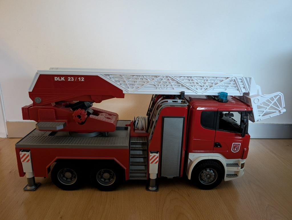 Bruder 03591 Scania Super 560R brandweerwagen, Ophalen, Zo goed als nieuw