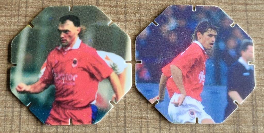 2 verzamelplaatjes voetbalclub F.C. Antwerp (jaren '90), Enlèvement ou Envoi, Utilisé, Affiche, Image ou Autocollant