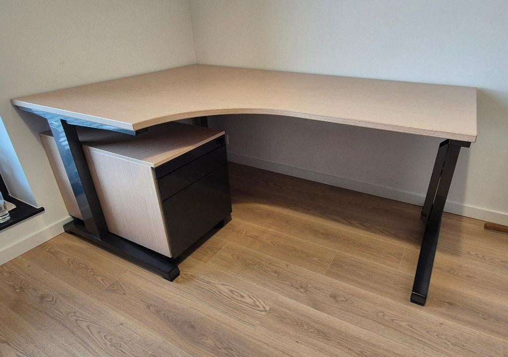 Bureau professionnel Steelcase avec caisson d'archivage, Enlèvement, Réglable en hauteur, Comme neuf