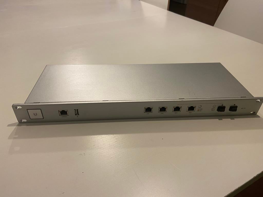 Unifi Secure Gateway Pro, Computers en Software, Ophalen of Verzenden, Gebruikt, Router, Ubiquiti