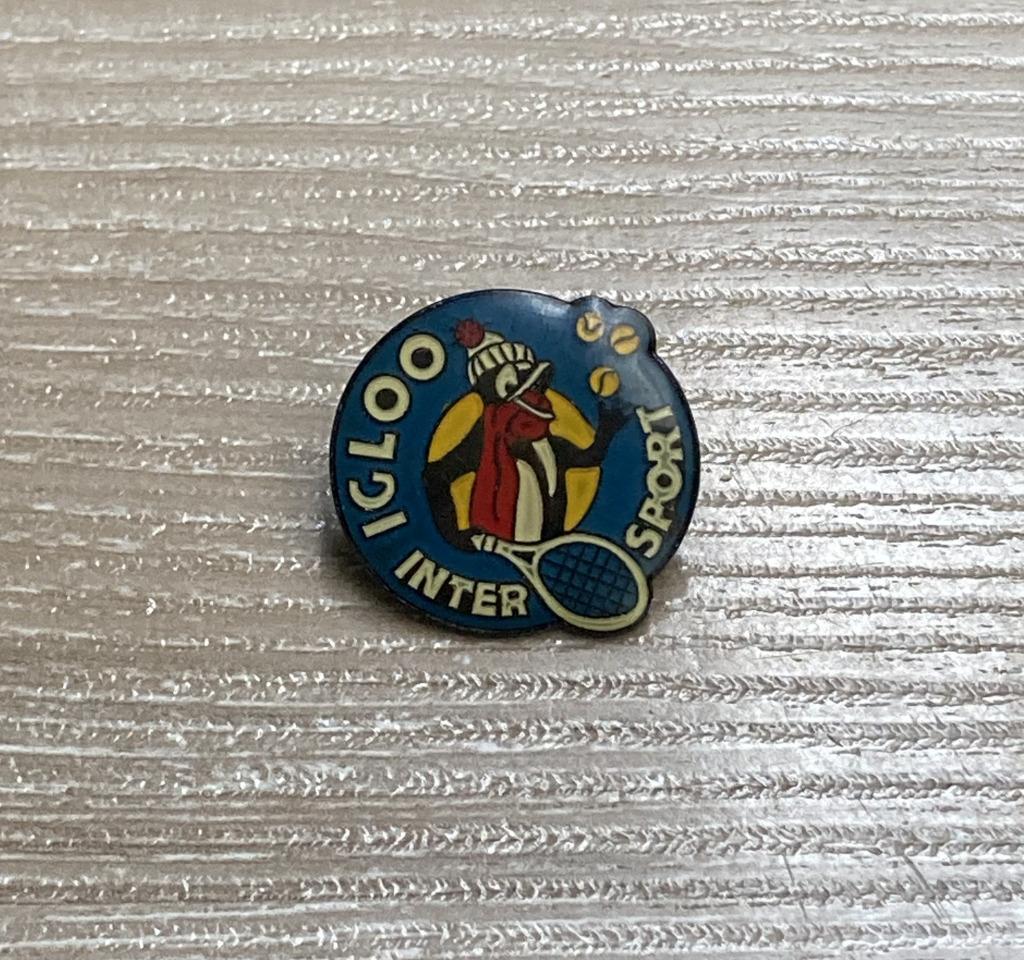 PIN - IGLOO - INTER SPORT - PINGUIN - TENNIS, Verzamelen, Verzenden, Gebruikt, Sport, Speldje of Pin